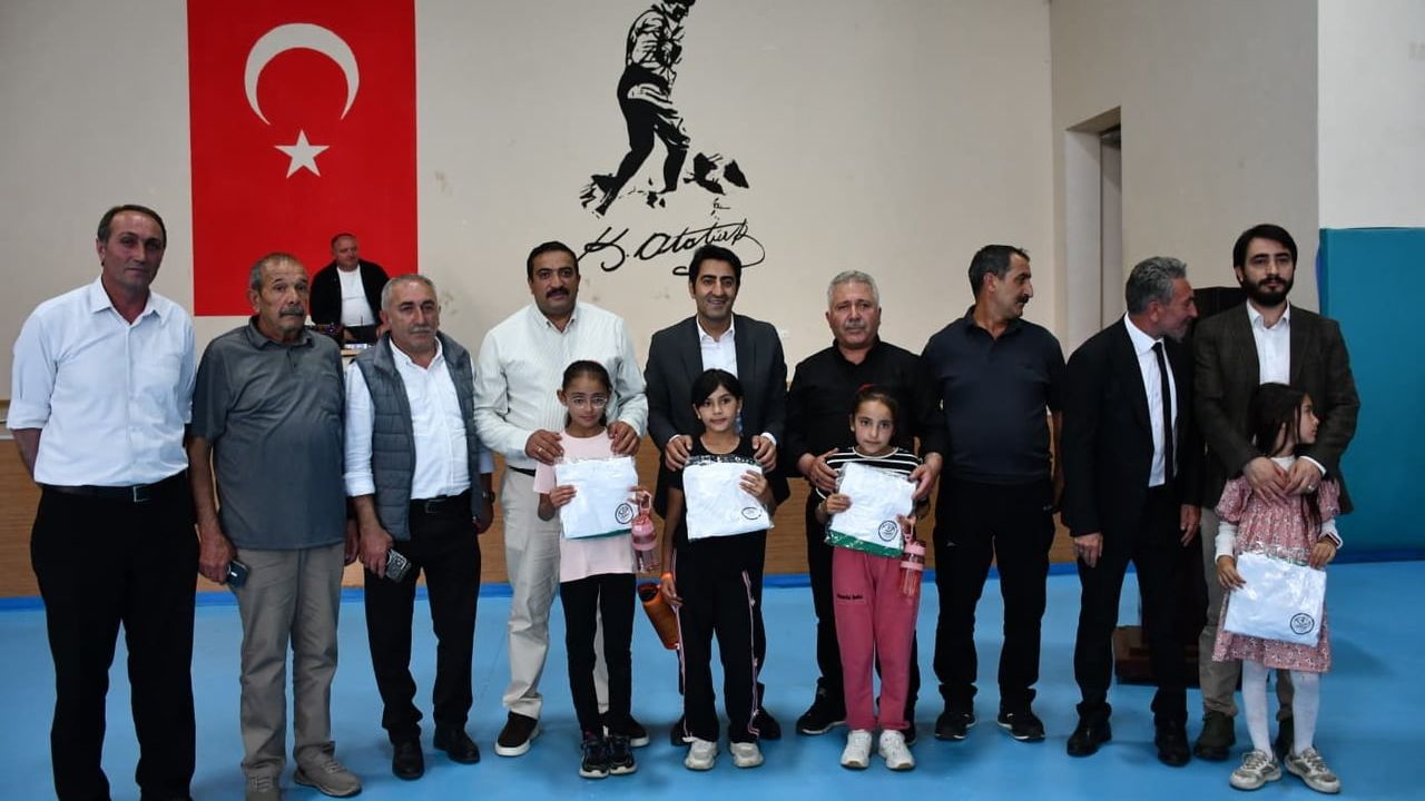 Sarıkamış'ta miniklere formayla destek: katkı sağlayanlara plaket