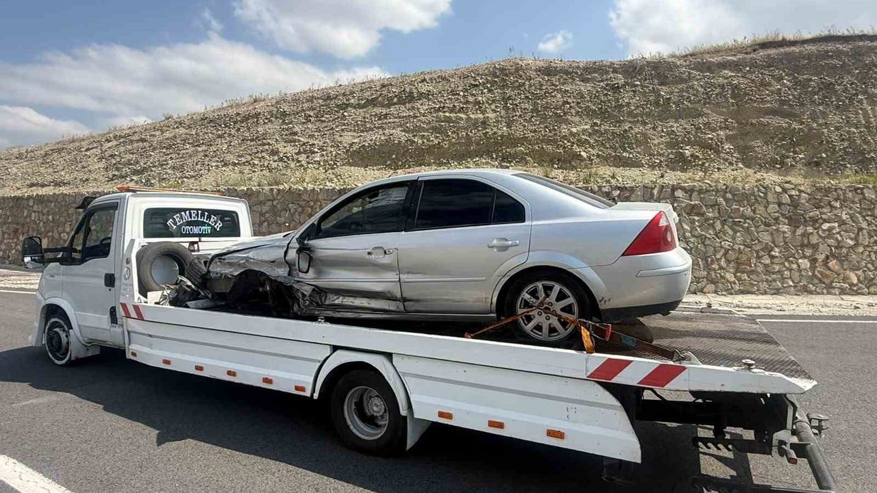 Sarıkamış'ta refüje çarpıp duran araç sürücüsü tedavi altına alındı