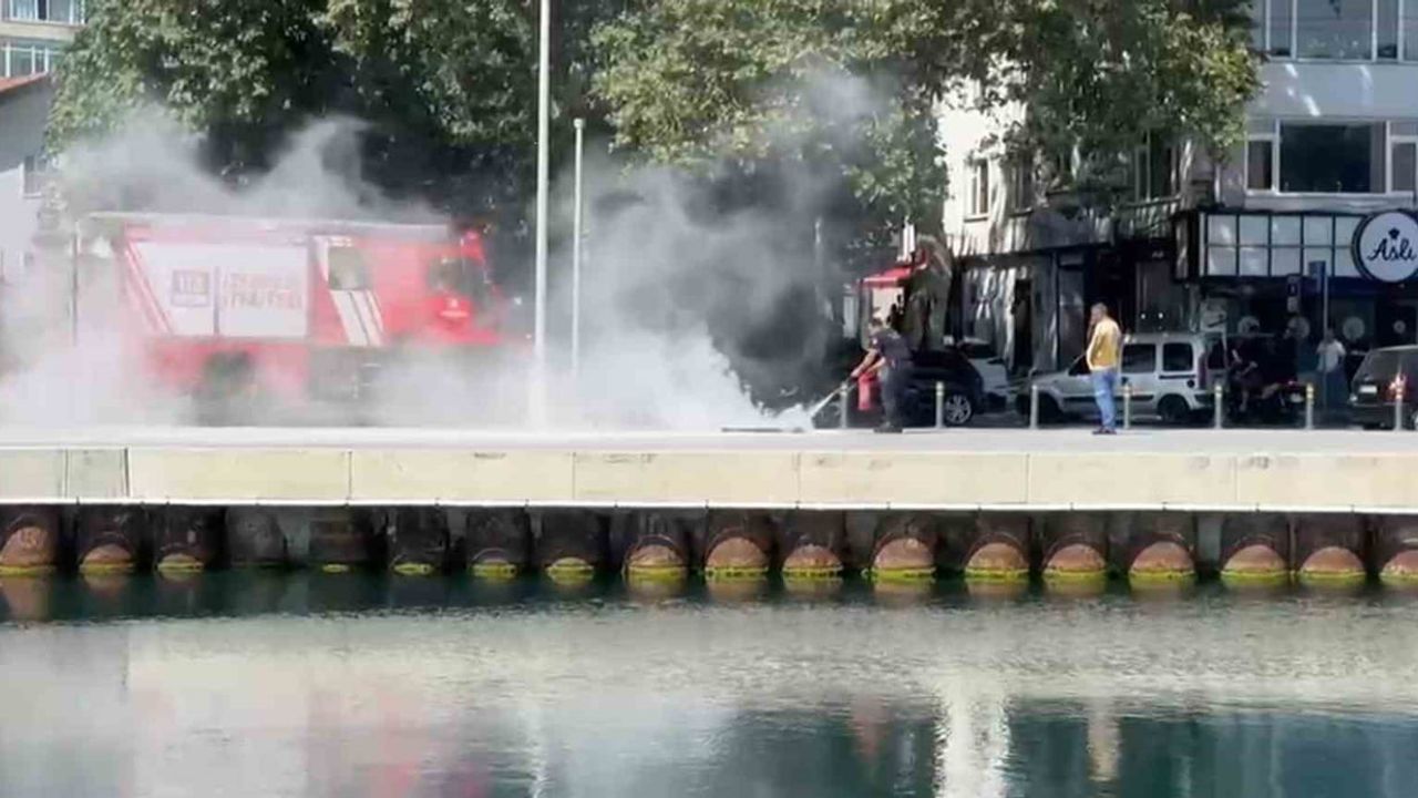 Sarıyer'de İstinye sahilinde yer altı kablolarında yangın