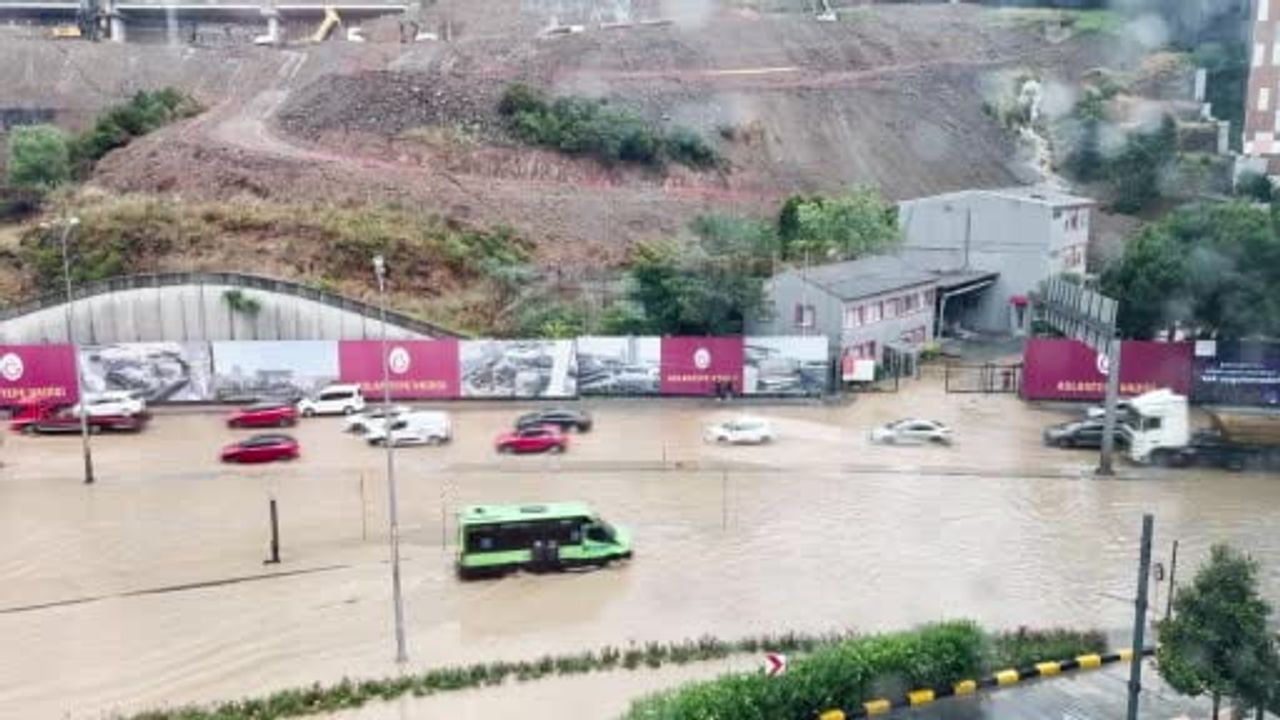 Sarıyer’de su borusu patladı, cadde sular altında kaldı