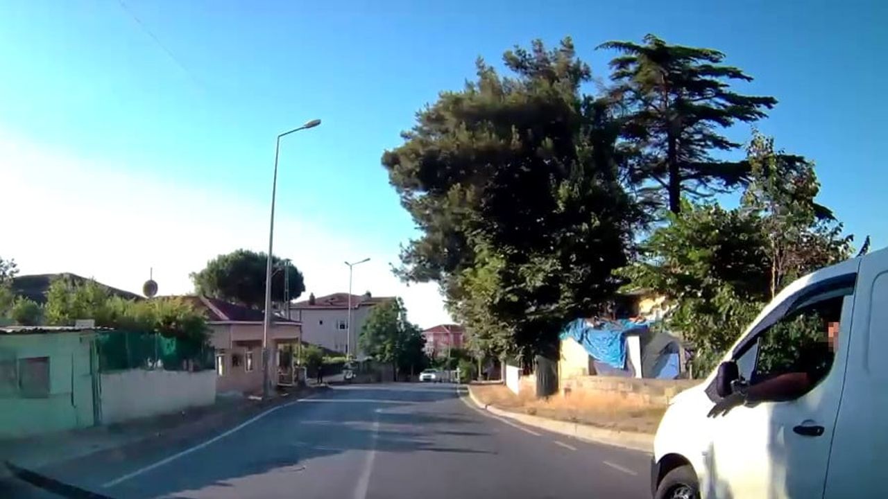Sarıyer'de yol ortasında gerginlik: 'Neden hızlı gittin?' tartışması kamerada