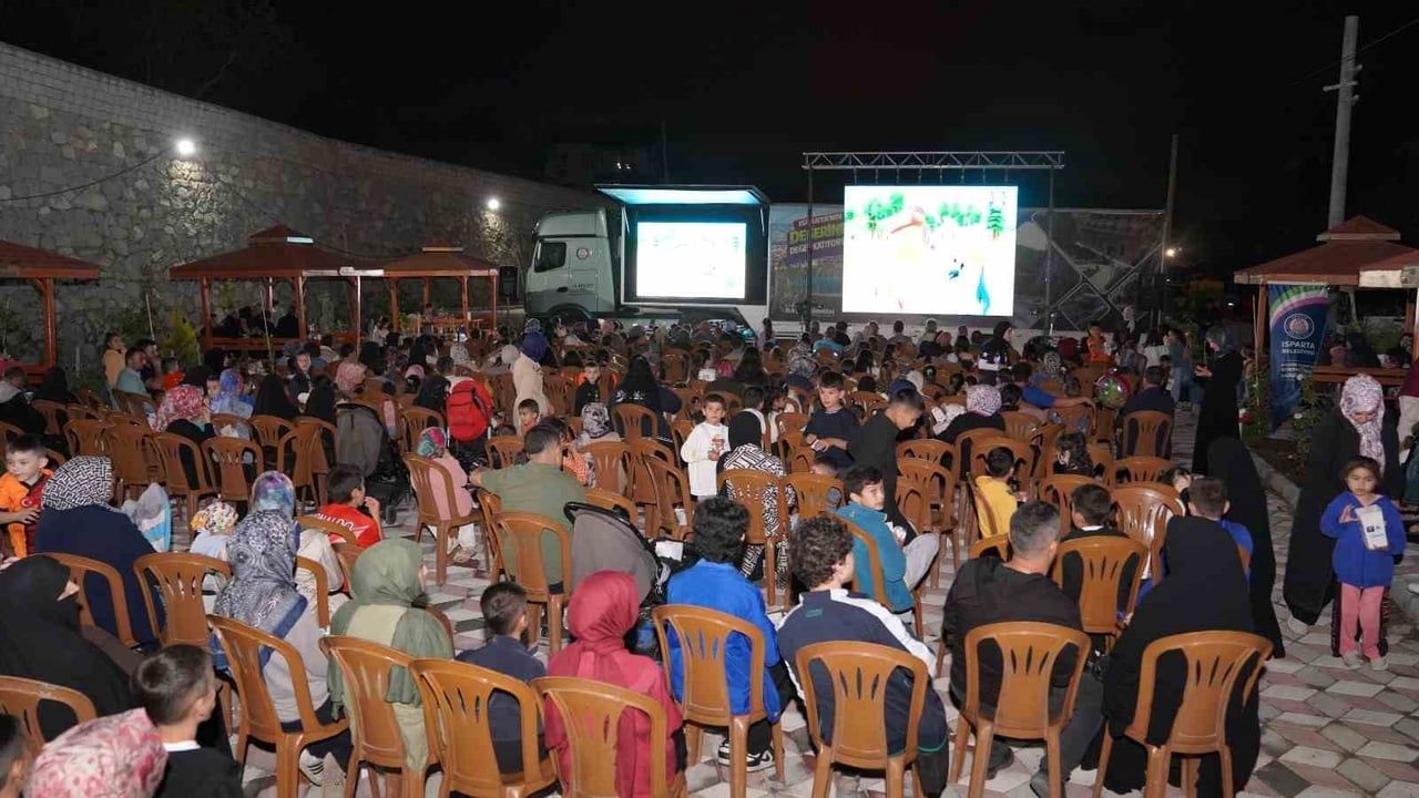 Sav kasabasında yaz akşamı: çocuklar açık havada sinema keyfi