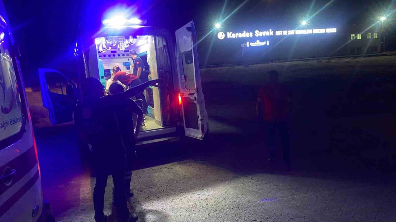 Saztepe'de gece güvenlik kamerasına yansıyan çarpışma: tır ve otomobilde dört yaralı