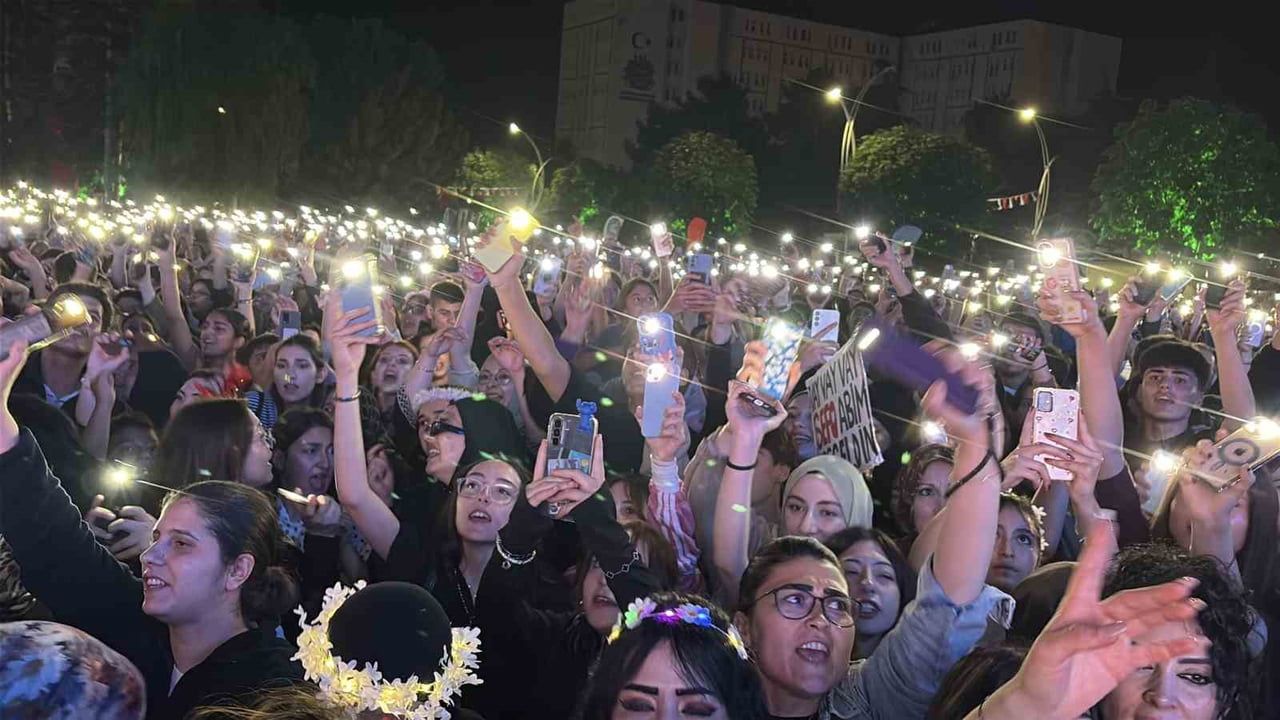Sefo Çorum'da sahne aldı, Hitit festivalinde binler coşkuyla eşlik etti