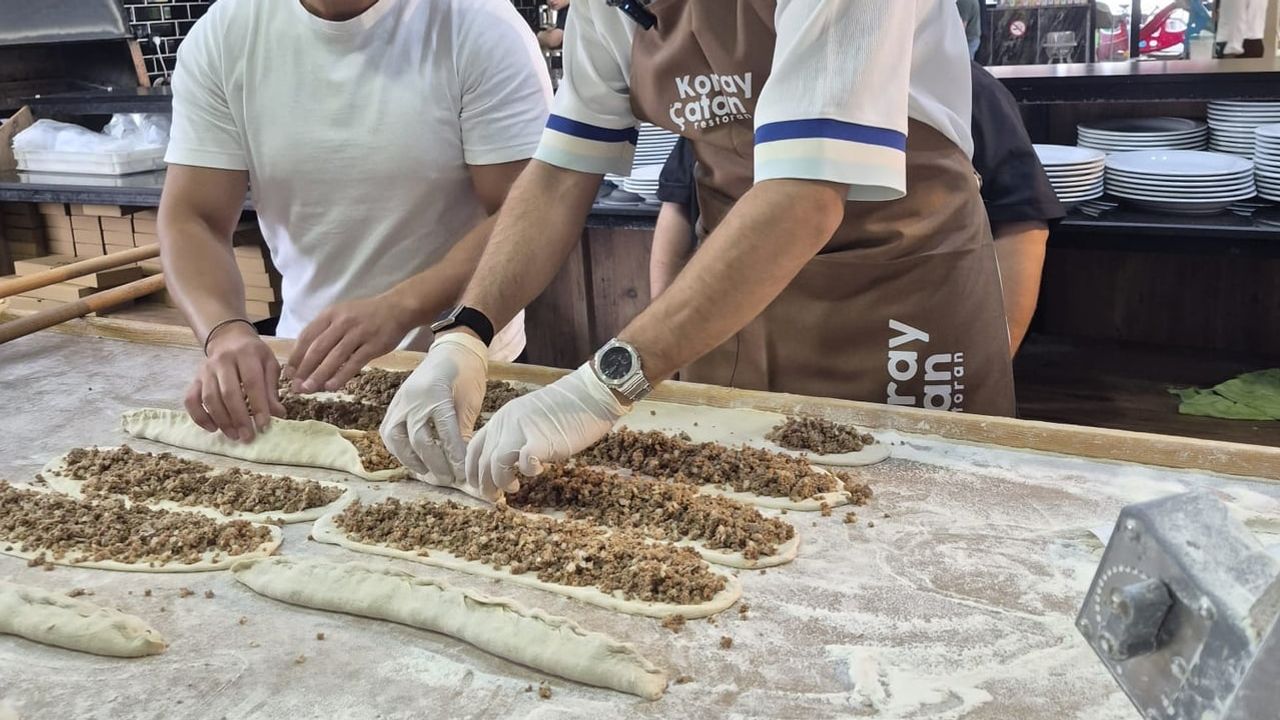Sefo tezgâh başına geçip Bafra pidesini sahne sonrası misafirlerle paylaştı