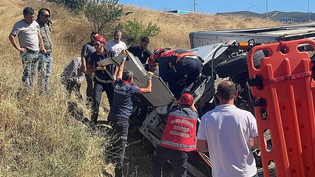 Şeftali yüklü kamyon frenini kaybedince otomobili sürükledi, altı kişi yaralandı