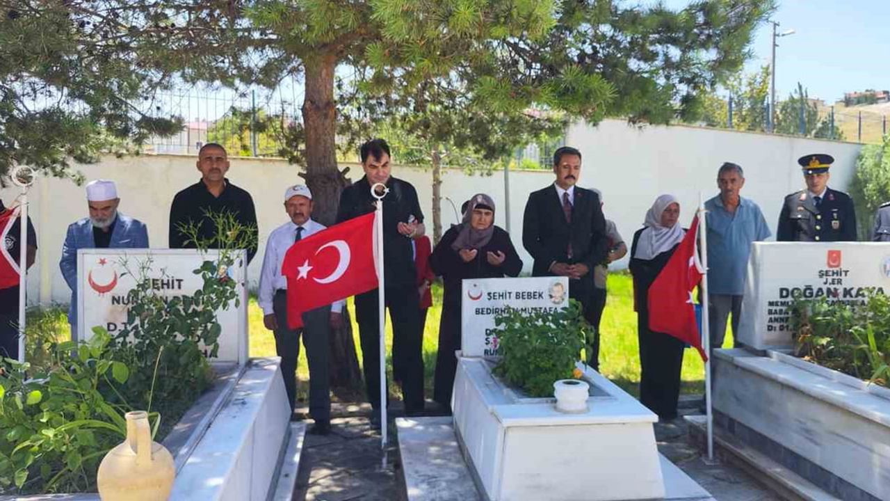 Şehit Bedirhan ve annesi kabirleri başında dualarla anıldı