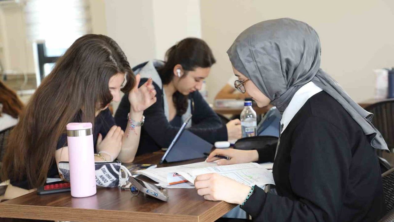 Şehzadeler'de gençlere ücretsiz YKS koçluğu ve deneme kulübü