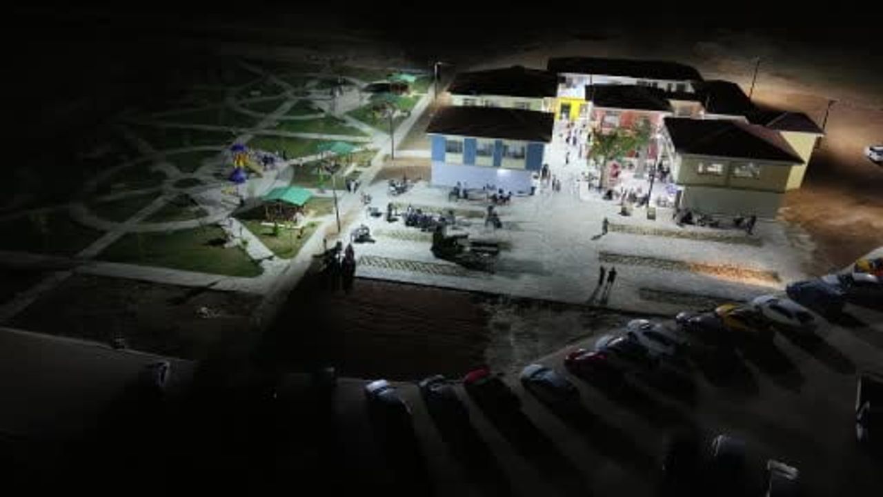 Seksenler Sokağı'nda akşam yoğunluğu