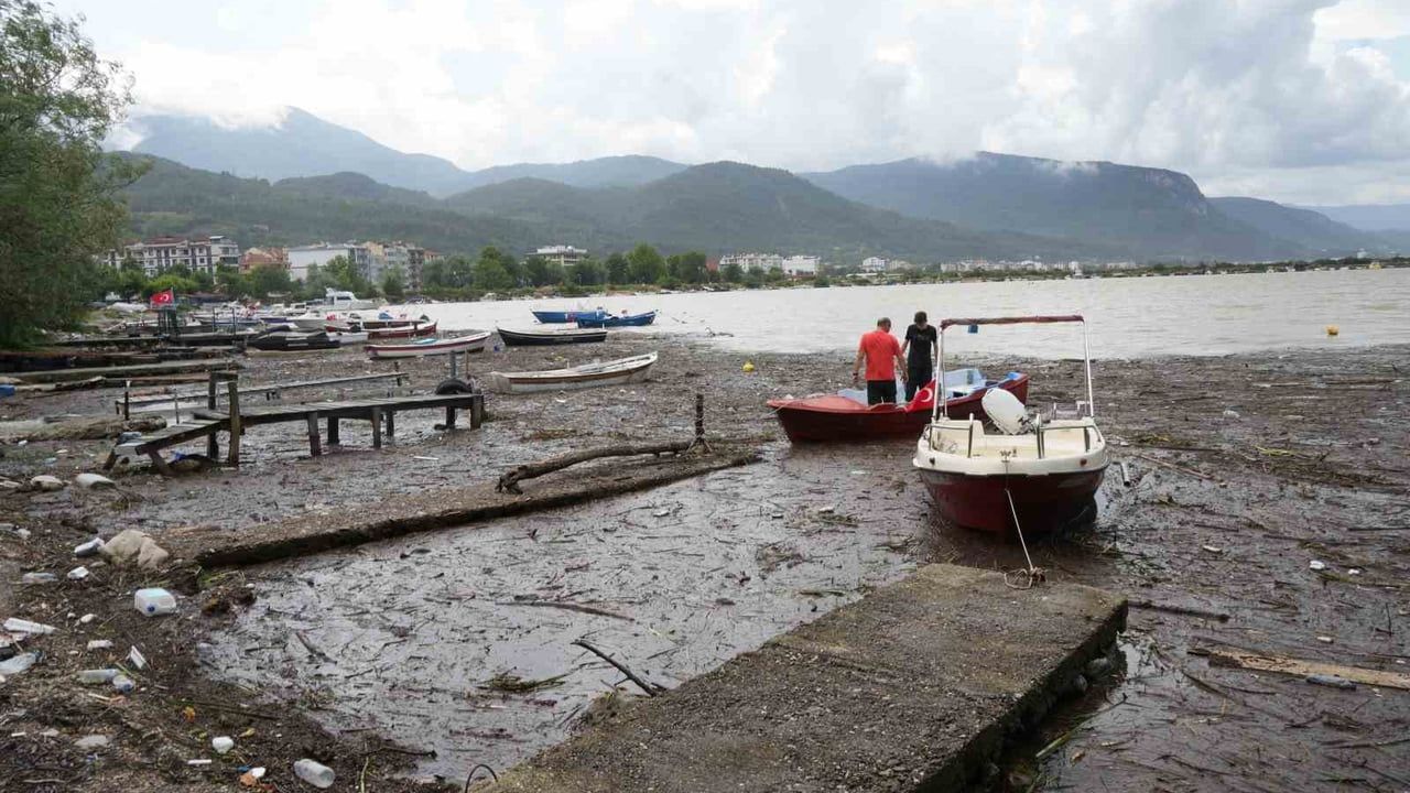 Sel Cide'de limanı odun denizine çevirdi
