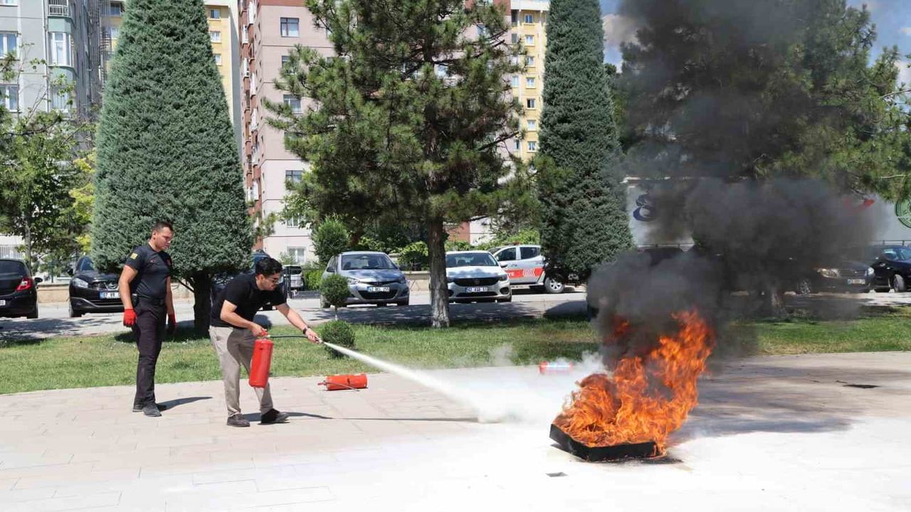 Selçuklu Belediyesi personeline uygulamalı yangın eğitimi verildi