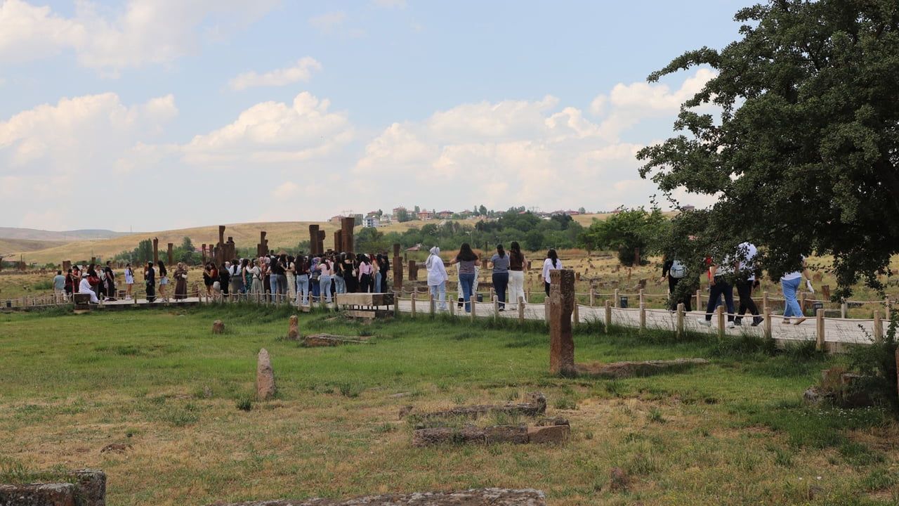Selçuklu Meydan Mezarlığı'nda yaz yoğunluğu başladı