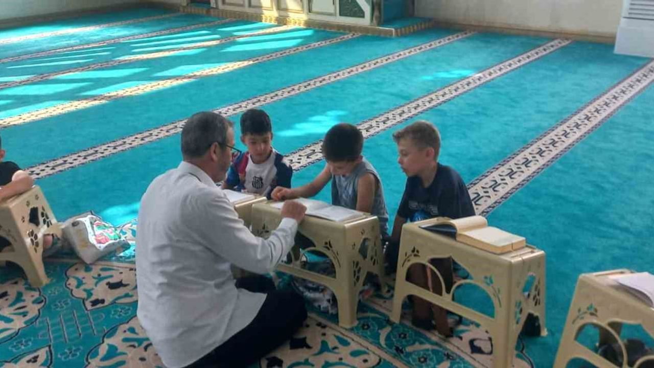 Selendi’de camiler çocuk sesiyle yankılanıyor