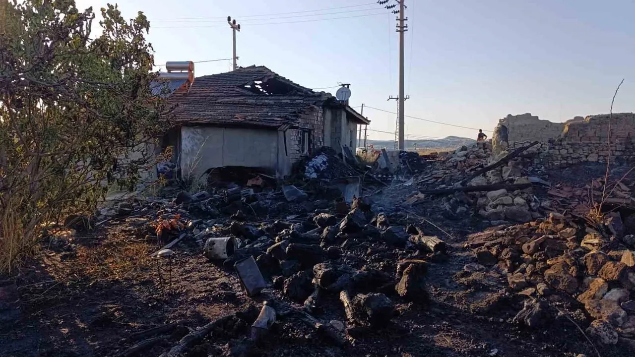 Selendi'de ev ve 2 dekarlık arazi yangında zarar gördü