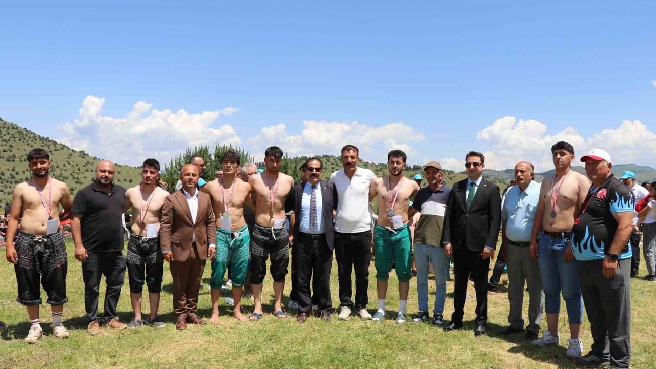 Şenkaya’da 19’uncusu düzenlenen bal festivali rekor katılımla gerçekleşti
