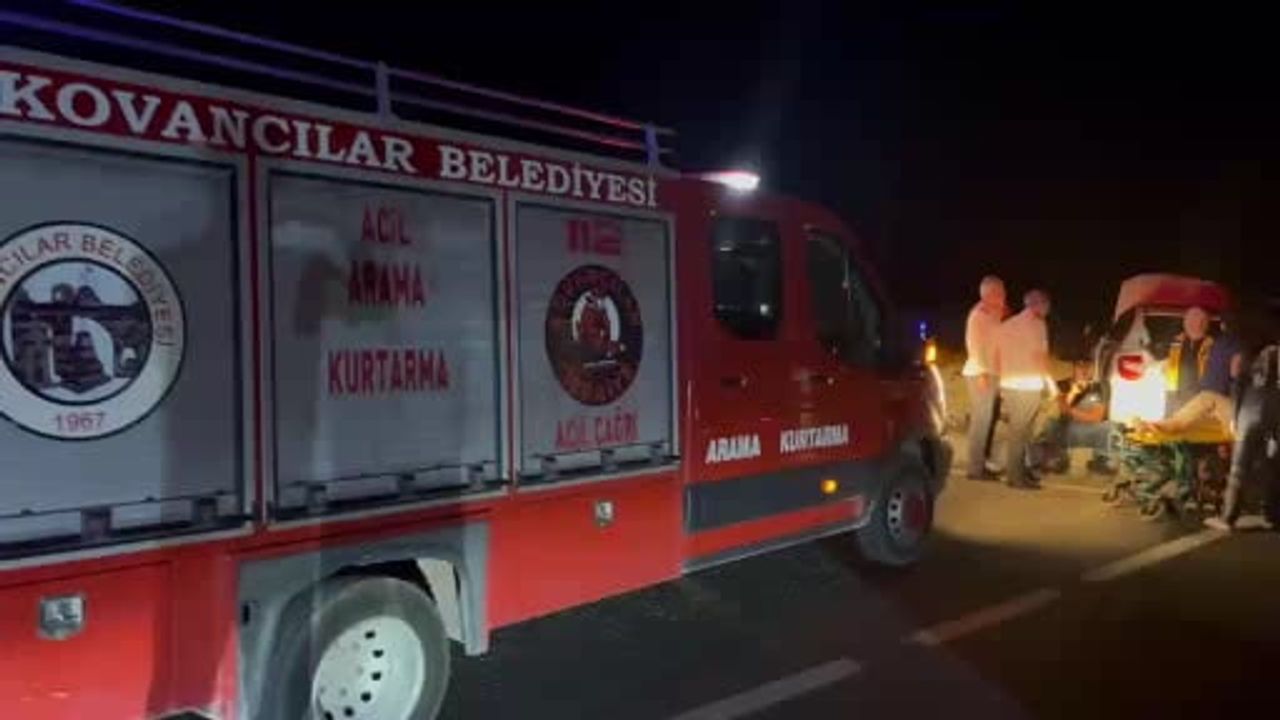 Şenova köyü mevkiinde iki aracın çarpışması 6 kişinin yaralanmasına yol açtı