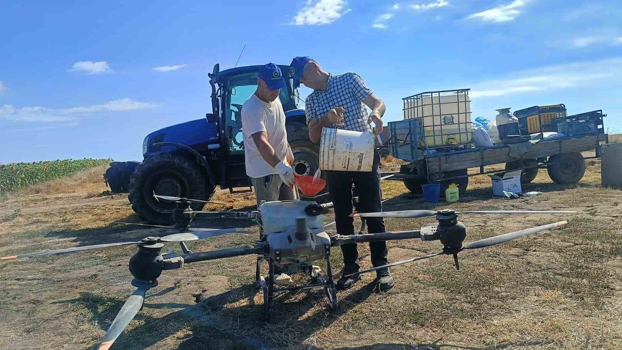 Şerbettar'da güneş enerjisiyle sulanan tarlalar dronla ilaçlanıyor