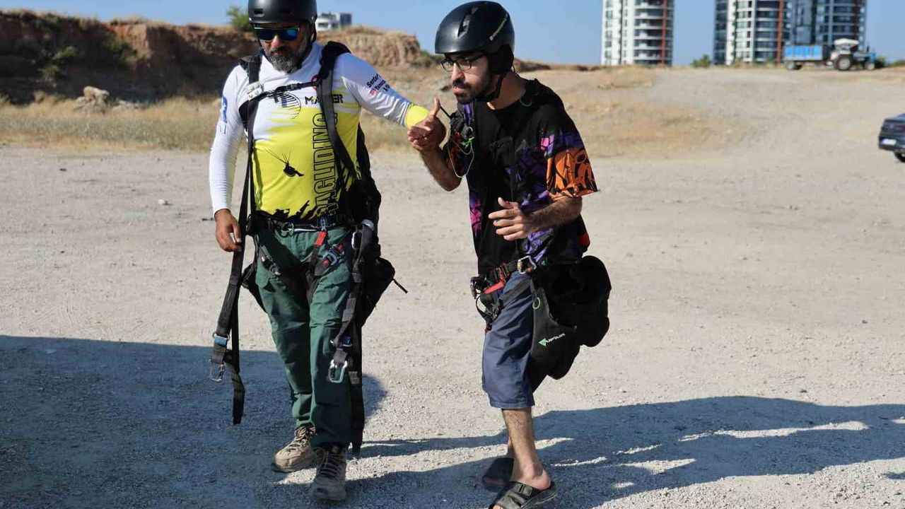Serebral palsili Cabbar doğum gününde yamaç paraşütüyle uçtu