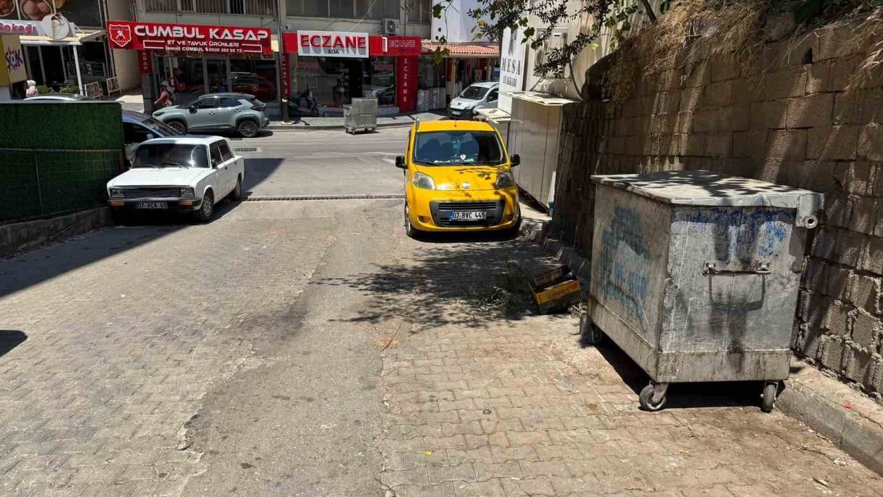 Serik ilçesinde çöp konteyneri rampadan yuvarlanıp araca çarptı