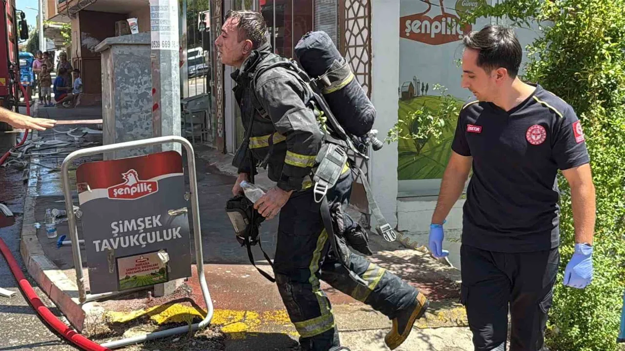 Serik'te 3 katlı binada yangın kontrol altına alındı
