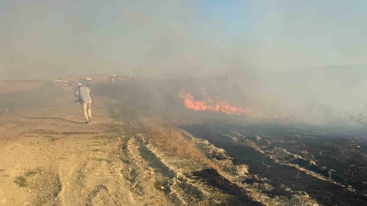 Serik’te anız yangını saman balyalarına sıçradı