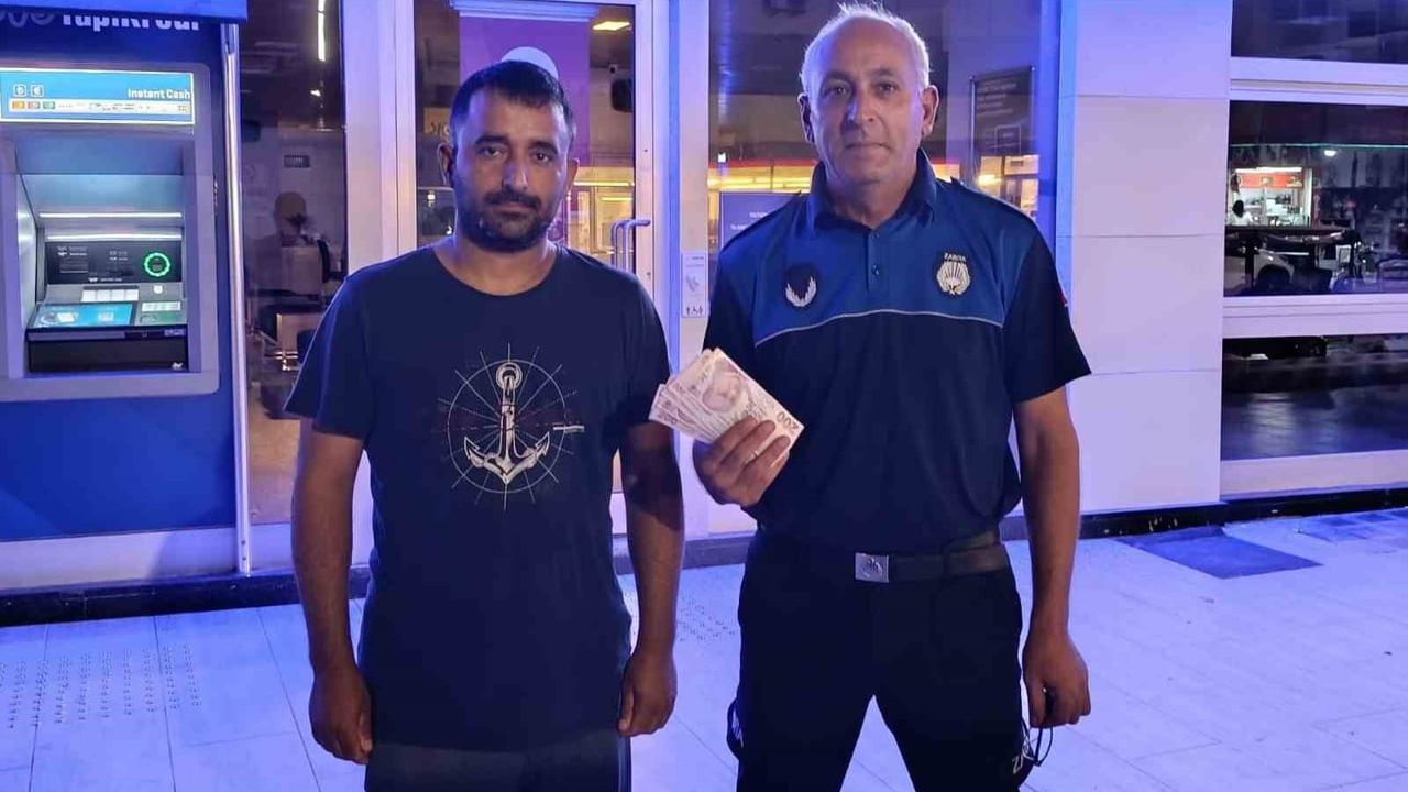 Serik'te ATM'de unutulan parayı vatandaş zabıtaya teslim etti