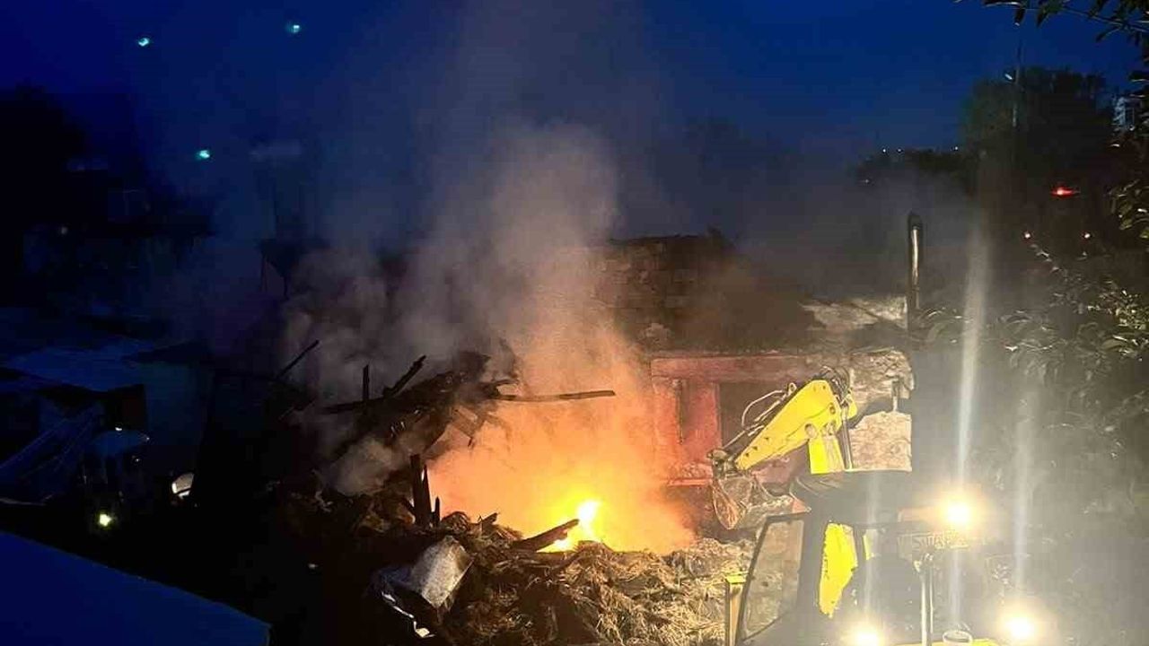 Serik'te odun ateşinden sıçrayan kıvılcımlar saman balyalarını tutuşturdu