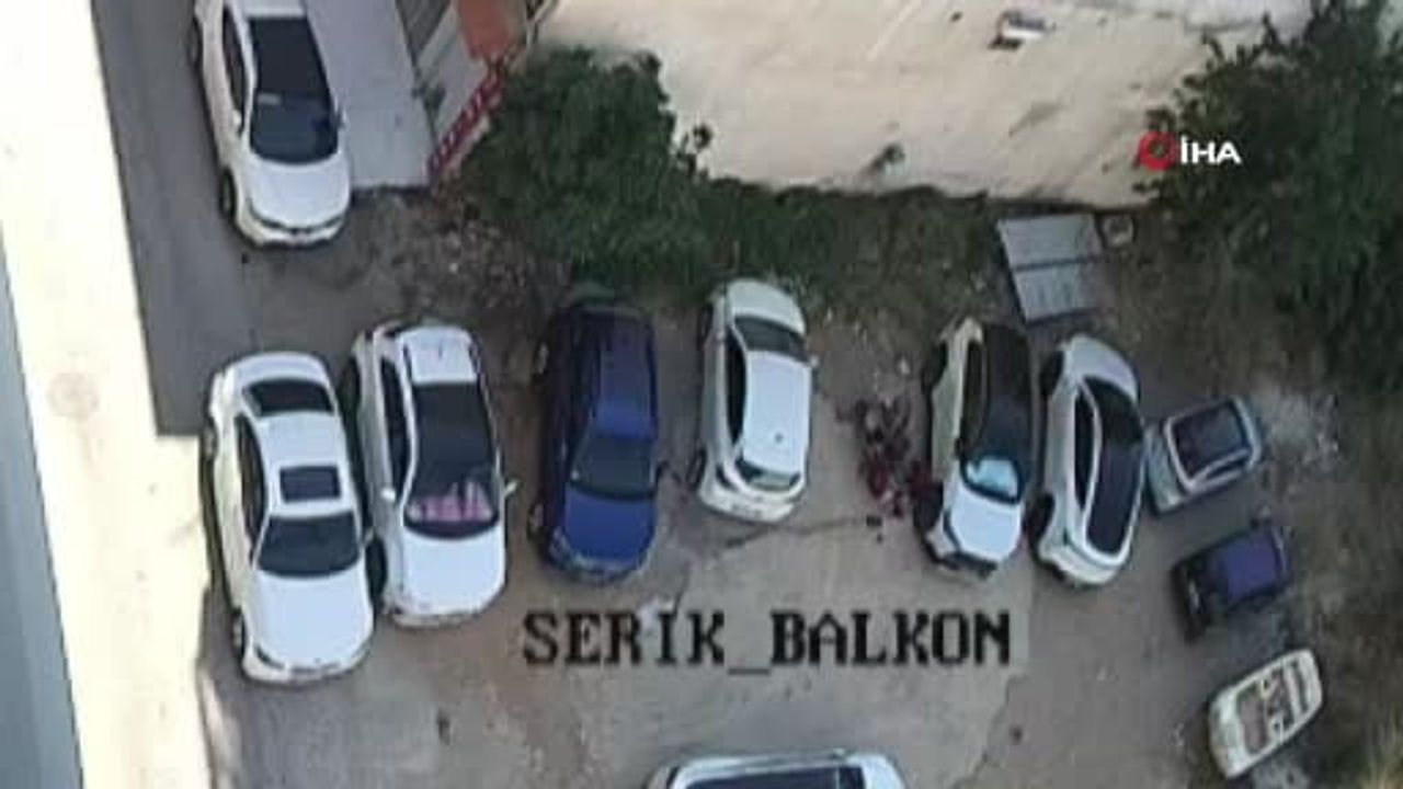 Serik'te park edilen motosiklet alev aldı, sürücü diğer araçlara sıçramasını önledi