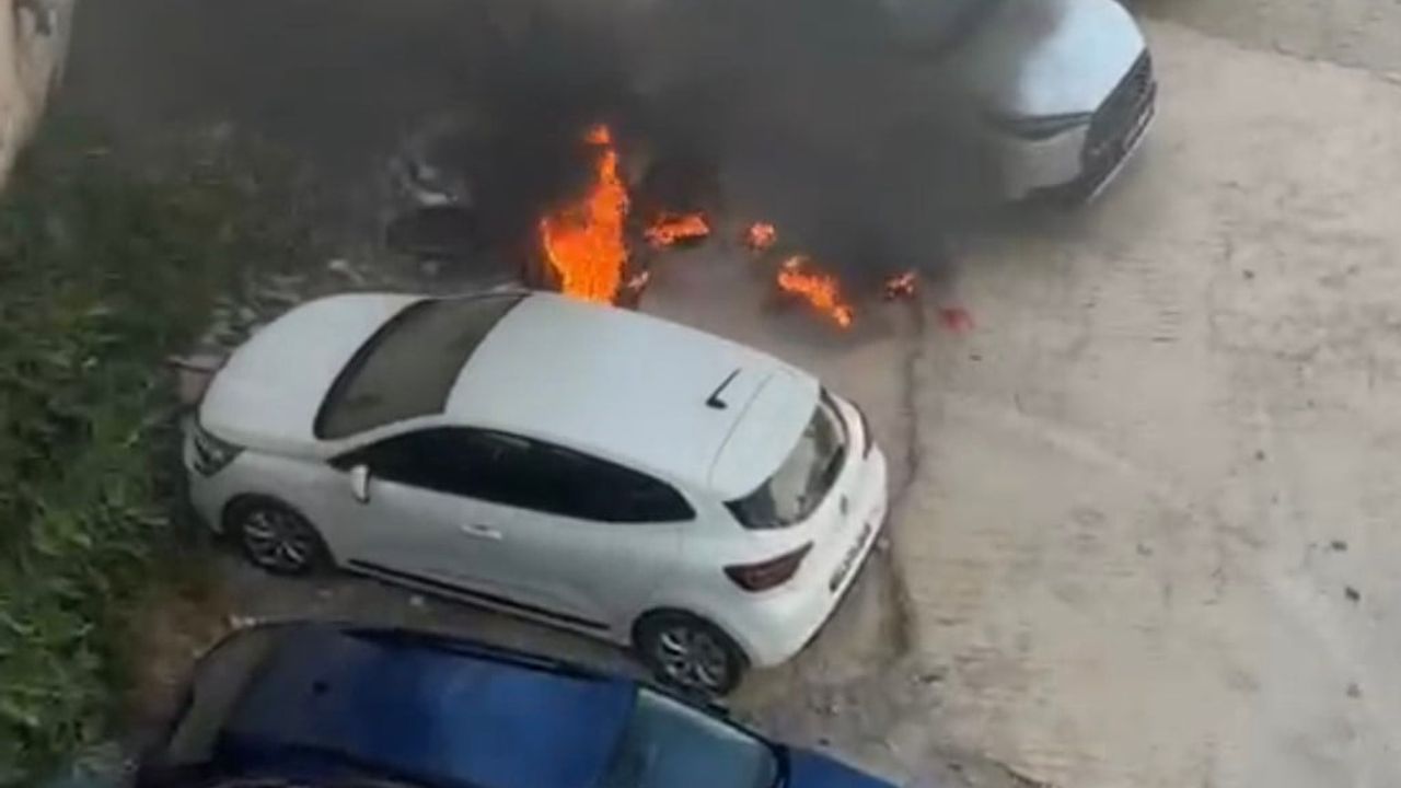 Serik'te park halindeki motosiklet alev aldı, sürücü diğer araçları korumak için müdahale etti