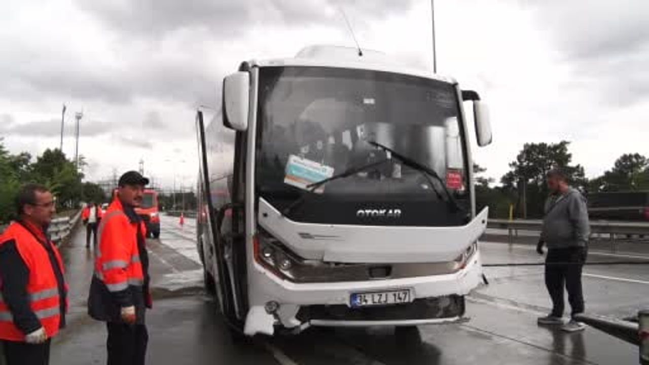 Servis aracı kontrolünü kaybedip bariyerlere çarptı: üç kişi yaralandı