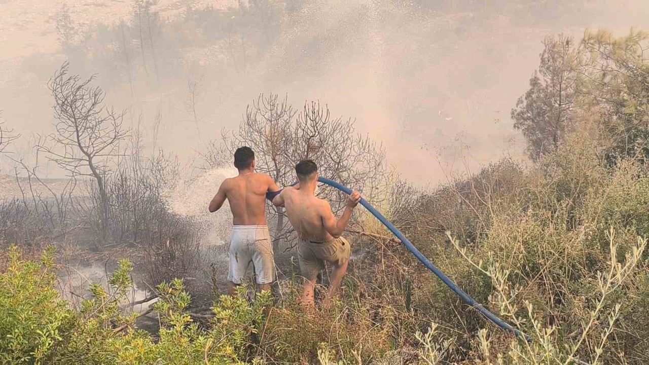 Seydikemer'de saatler süren yangına karşı gönüllüler ve ekipler omuz omuza