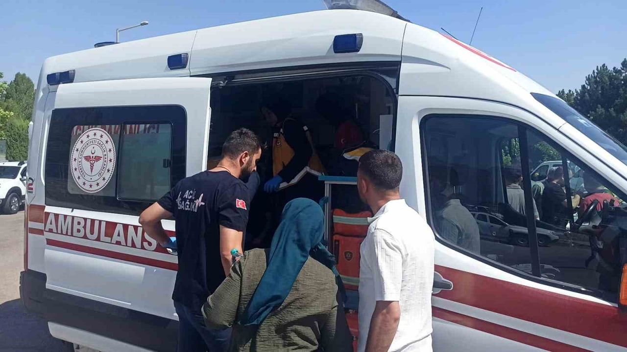 Seydişehir'de kavşakta çarpışma: otomobildeki üç kişi yaralandı