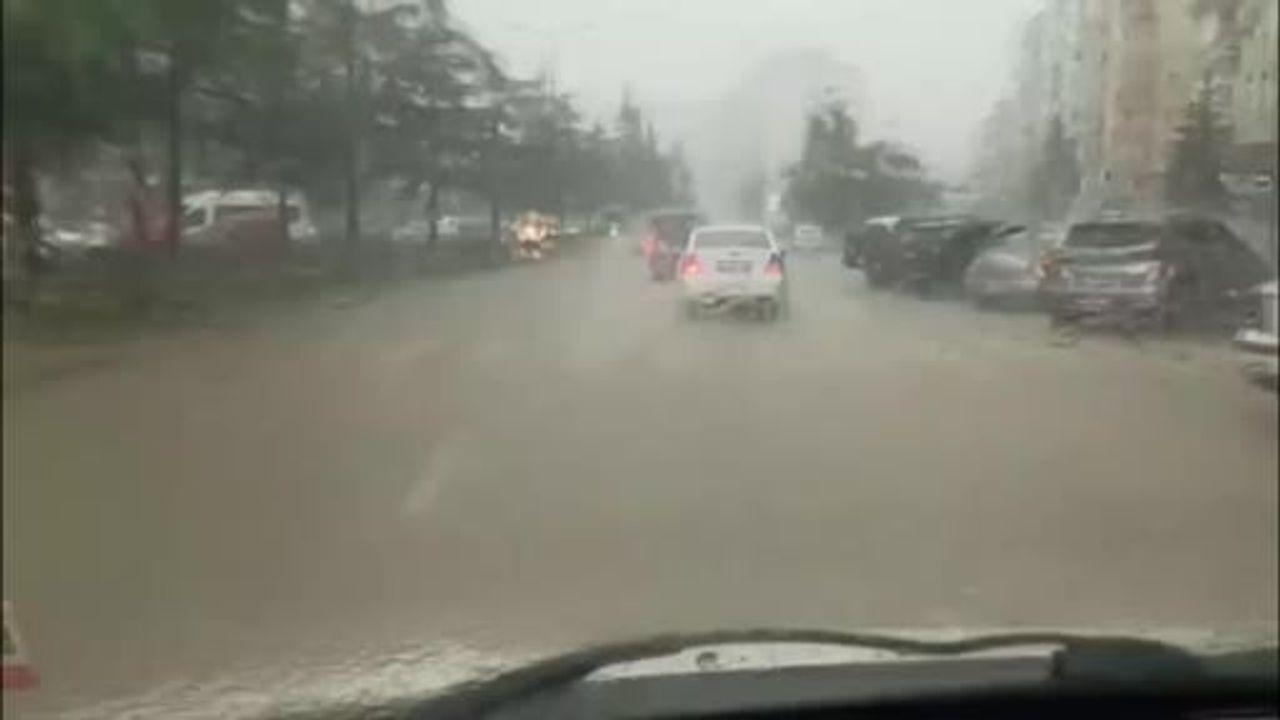 Seydişehir'de sağanak iş yerleri ve bodrumları su bastı