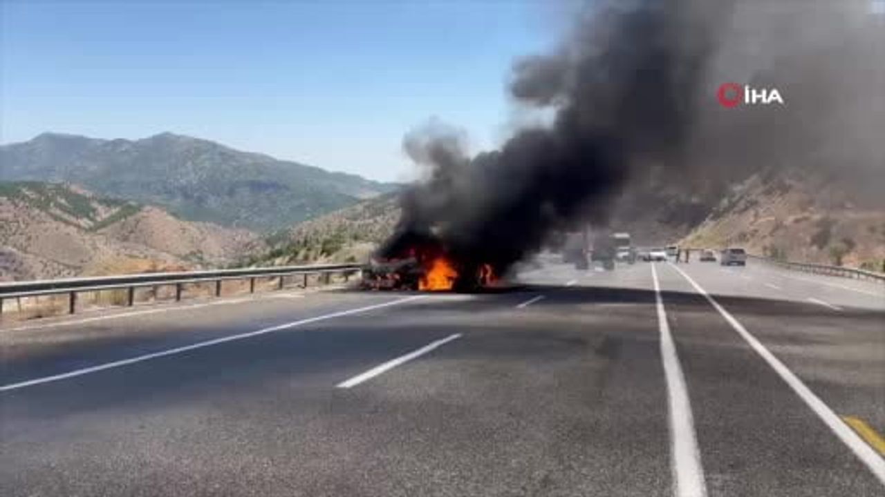 Seyir halindeki araç Diyarbakır-Bingöl kara yolunda yandı