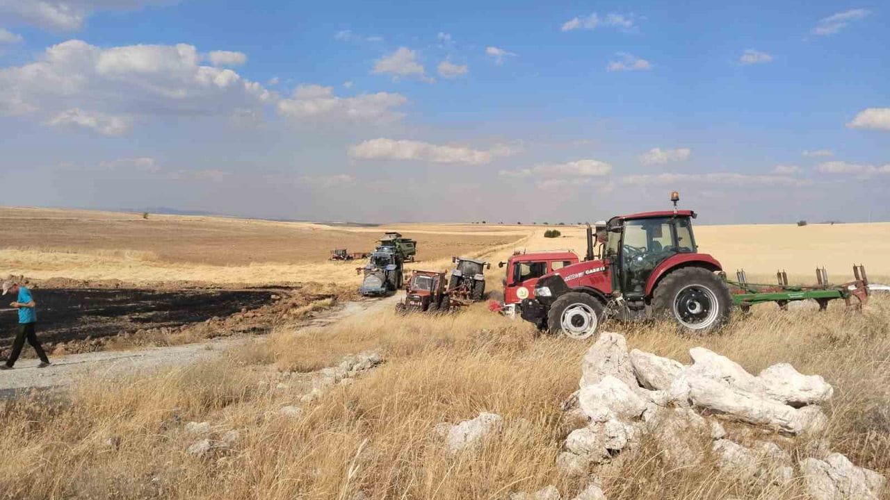 Seyitgazi'de biçerdöver kaynaklı ekin yangını erken müdahaleyle kontrol altına alındı