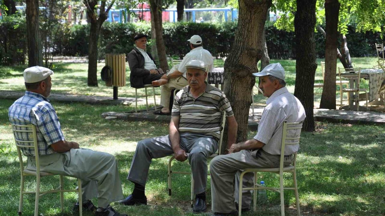 Sıcak havalarda susuzluk hissi olmasa bile günlük en az 2-2,5 litre sıvı tüketilmeli