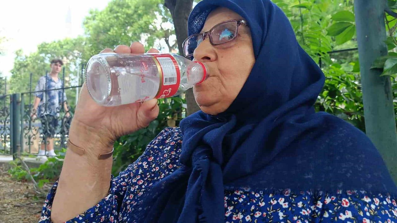 Sıcaklarda su tüketimi uyarısı: idrar rengi ve günlük miktar belirleyici