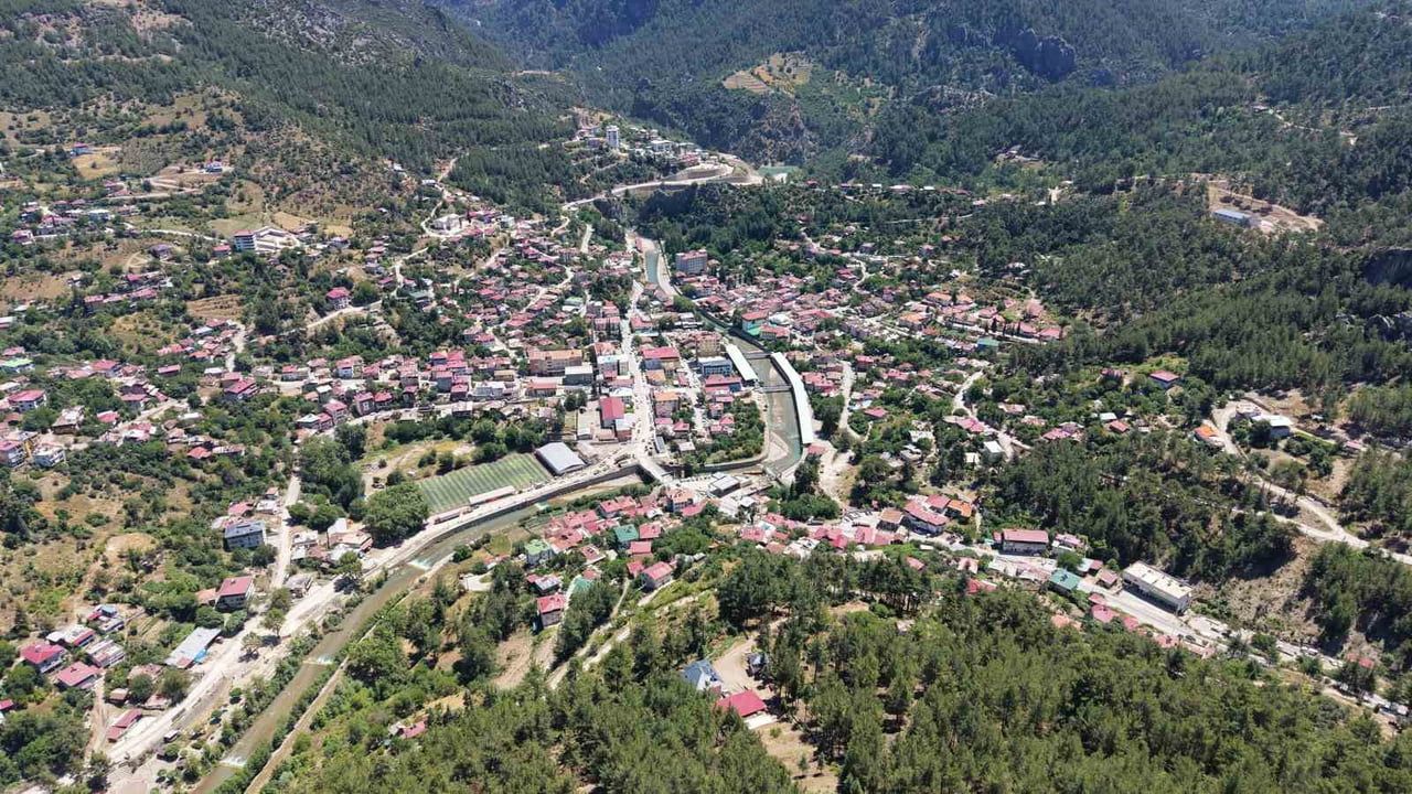 Sıcaktan bunalan Adanalılar 800 rakımdaki cam seyir terasına akın etti