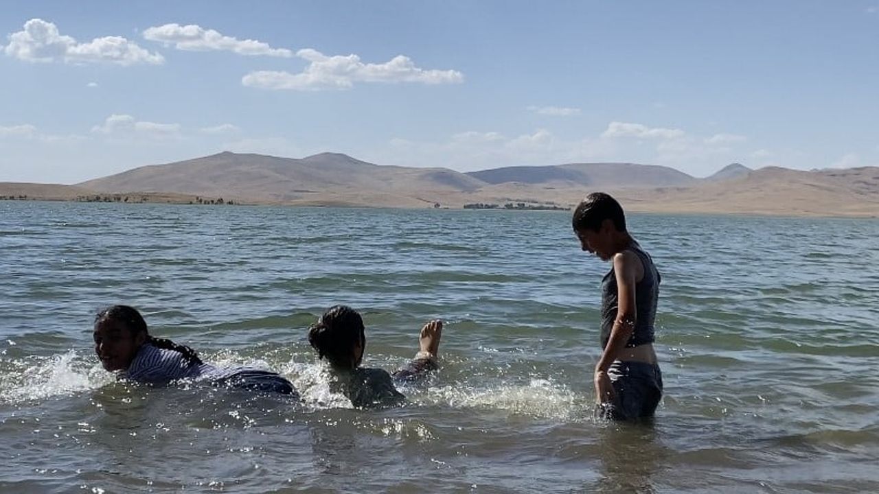 Sıcaktan bunalan çocuklar Patnos Barajı'nda serinliğe koştu