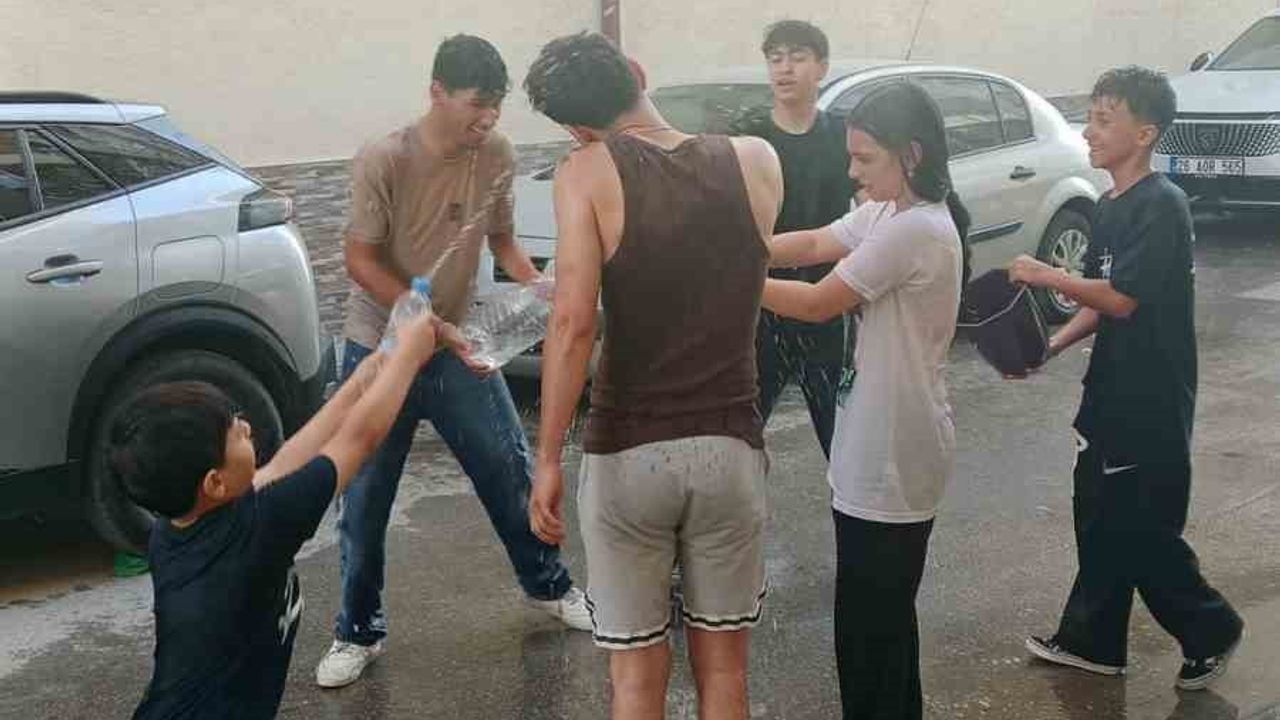 Sıcaktan bunalan gençler Eskişehir'de su savaşıyla serinledi