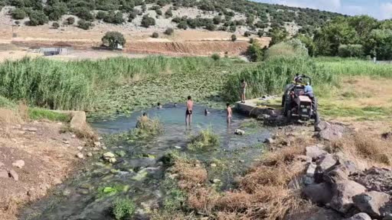 Sıcaktan bunalanlar Gaziantep'in Yavuzeli ilçesinde su kanallarına yöneldi