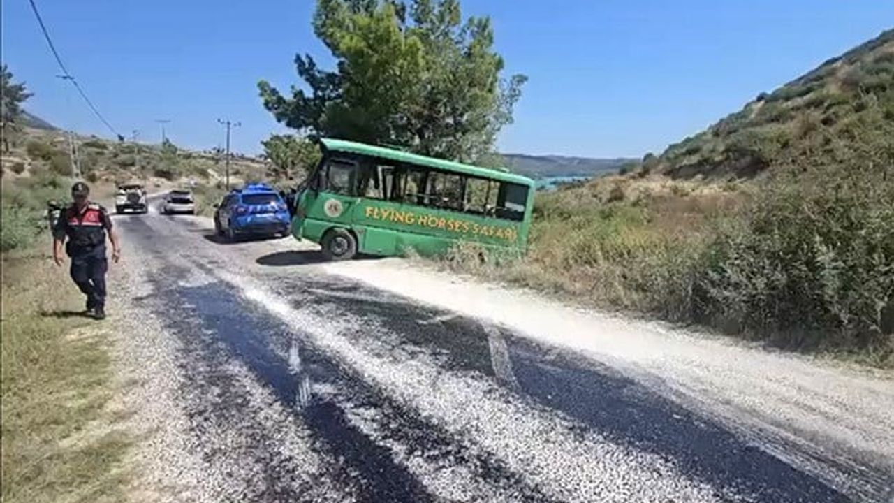 Sıcaktan eriyen asfalt Manavgat'ta safari aracının kaymasına yol açtı: iki yaralı