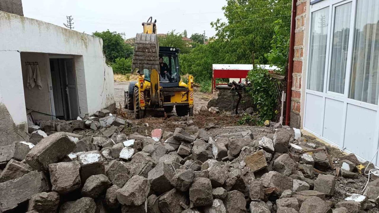 Şiddetli fırtına Keskin'de cami minaresini devirdi