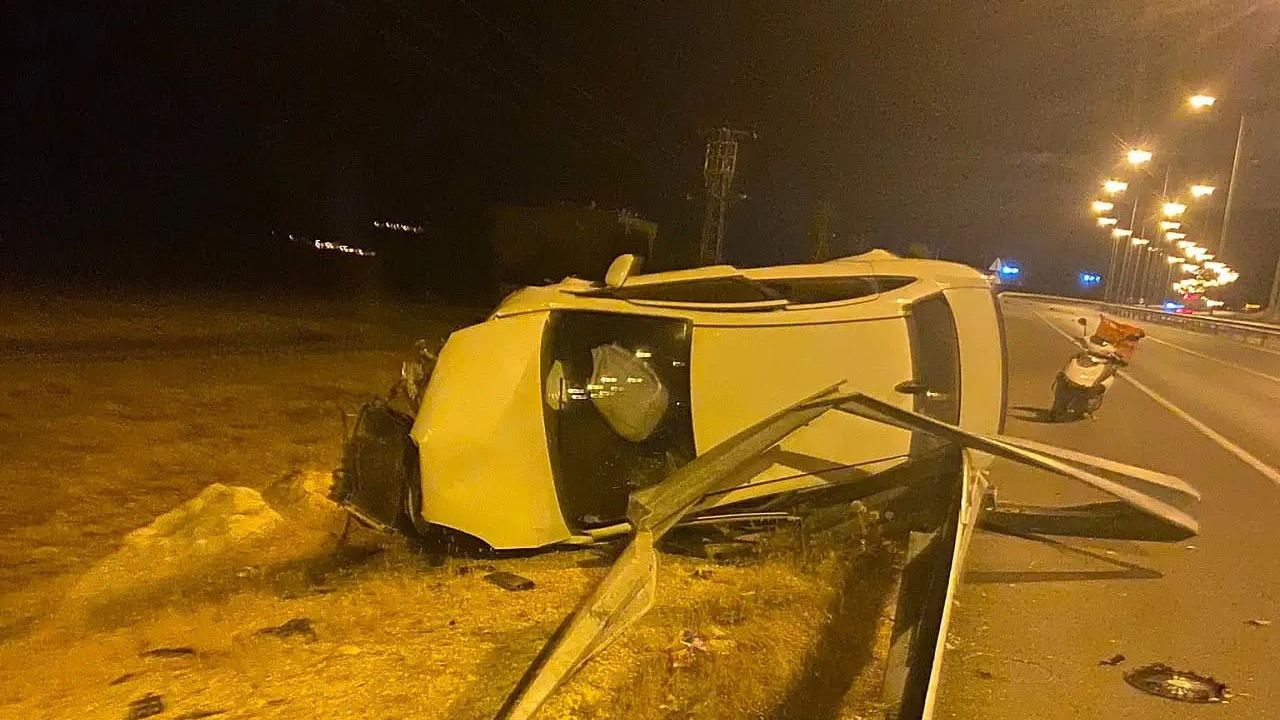 Siirt çevre yolunda bariyere çarpan hafif ticari araç takla attı; sürücü yara almadan kurtuldu