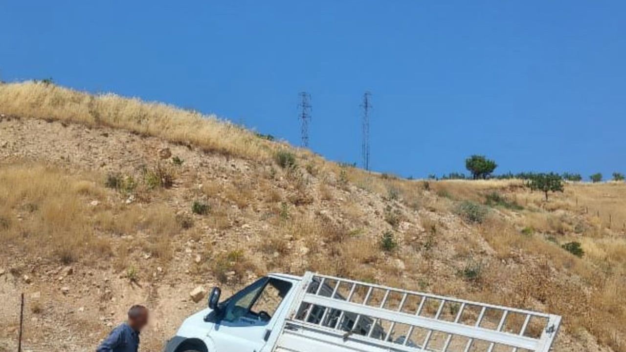 Siirt-Şirvan kara yolunda şarampole devrilen araç hasarla kurtuldu