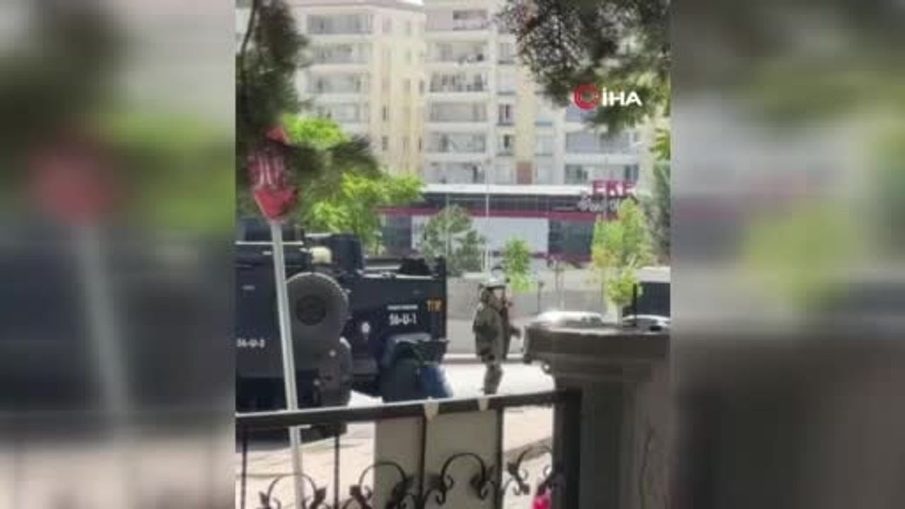Siirt'te AK Parti il binası önündeki şüpheli çanta kontrollü patlatıldı