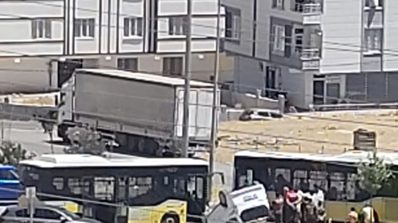 Siirt'te belediye otobüsü ile hafif ticari araç çarpıştı: 1 yaralı
