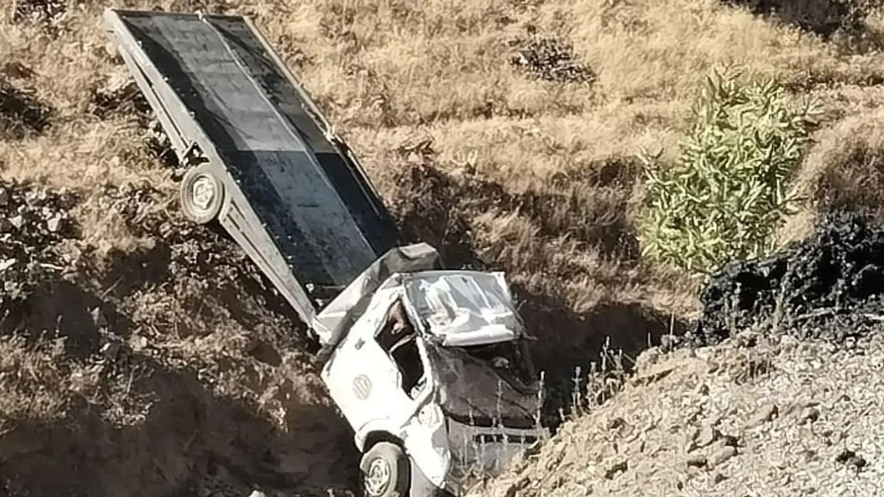 Siirt’te çekici şarampole devrildi: 2 yaralı