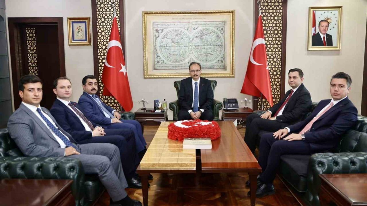 Siirt'te göreve başlayan mülki idare amirleri vali Dr. Kemal Kızılkaya ile bir araya geldi