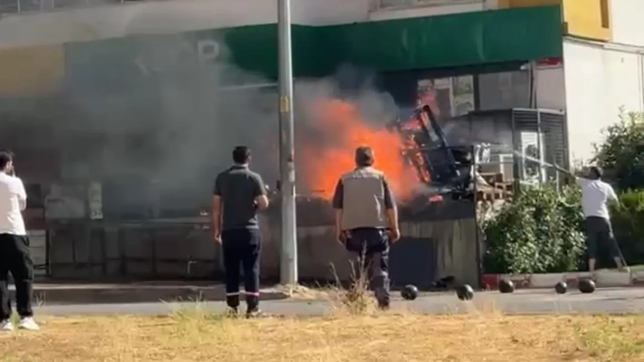 Siirt’te kaldırımdaki atık malzemelerde çıkan yangın söndürüldü